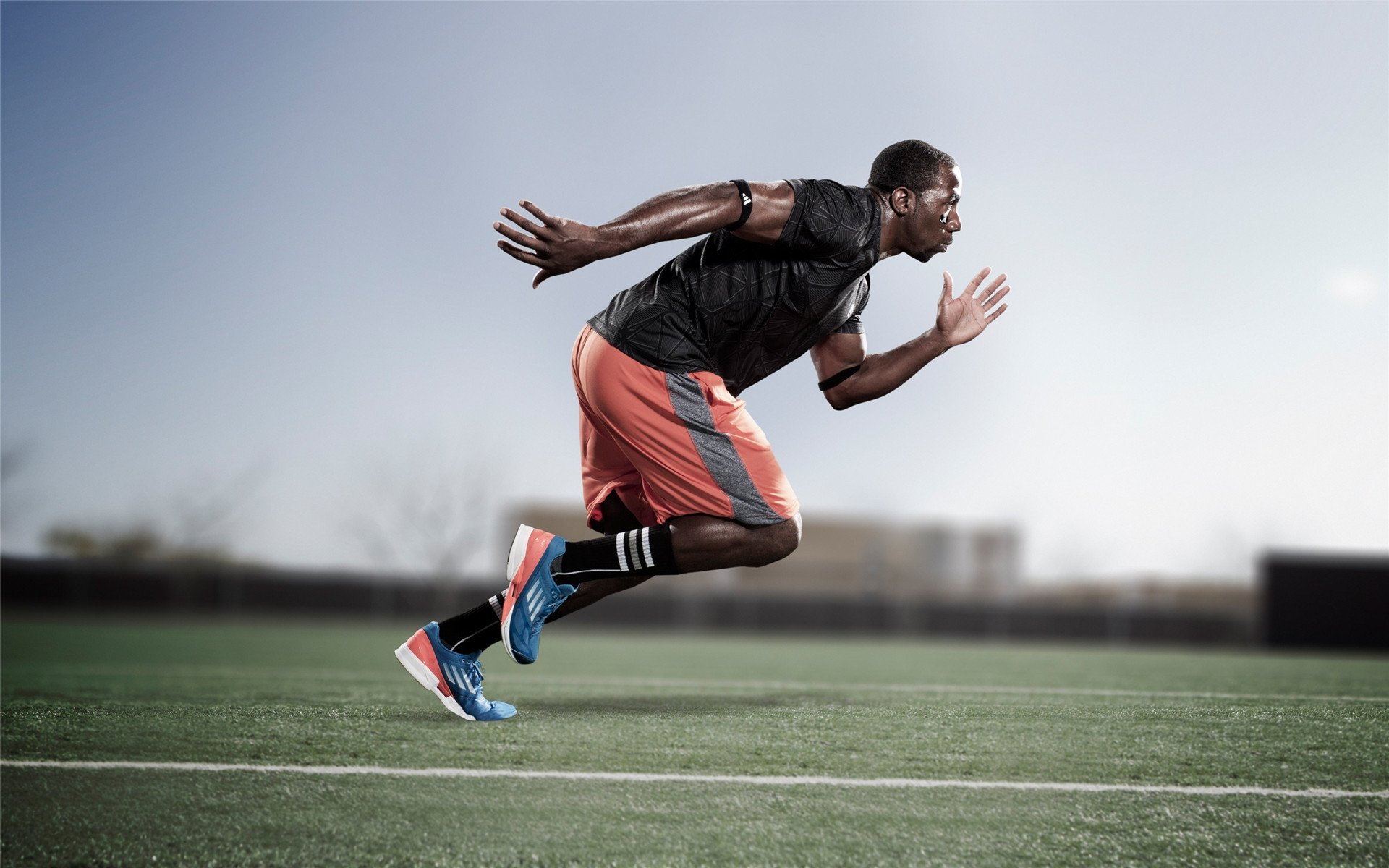 _现场观众热情高涨：气氛点燃比赛热度_，比赛气氛热烈,现场掌声不断